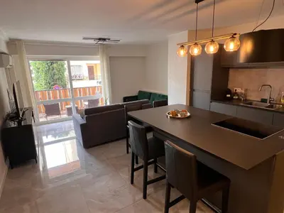 Cuisine ou kitchenette dans l'établissement Les Arènes - Cannes centre, Charmant 2 pièces récemment rénové de 45 m2 avec sa terrasse de 10 m2