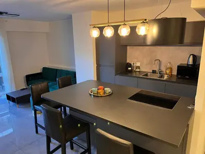 Cuisine ou kitchenette dans l'établissement Les Arènes - Cannes centre, Charmant 2 pièces récemment rénové de 45 m2 avec sa terrasse de 10 m2