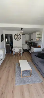 Cuisine ou kitchenette dans l'établissement Détente à Juan Les Pins 2 Pièces Climatisée à 500m des plages