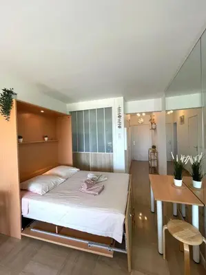 Un ou plusieurs lits dans un hébergement de l'établissement STUDIO-PORT-MARINA, Parking privé, climatisé au 