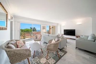 Télévision ou salle de divertissement dans l'établissement Bright apartment with sea view - Palm Beach