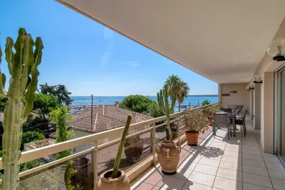 Vue générale sur la mer ou vue sur la mer prise depuis l'appartement