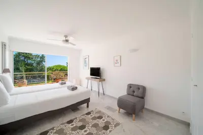 Télévision ou salle de divertissement dans l'établissement Bright apartment with sea view - Palm Beach