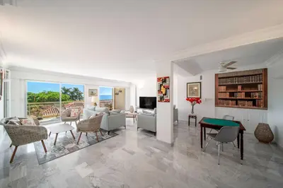 Télévision ou salle de divertissement dans l'établissement Bright apartment with sea view - Palm Beach