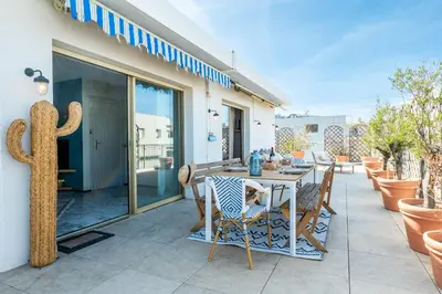 Balcon ou terrasse dans l'établissement 2-Br Rooftop in Palm Beach 2-min walk to beaches