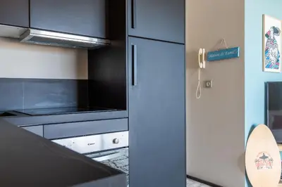 Cuisine ou kitchenette dans l'établissement 2-Br Rooftop in Palm Beach 2-min walk to beaches
