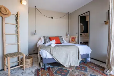 Un ou plusieurs lits dans un hébergement de l'établissement 2-Br Rooftop in Palm Beach 2-min walk to beaches
