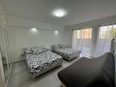 Un ou plusieurs lits dans un hébergement de l'établissement Impeccable 3 pièces 80m2 double balcons,proche mer Juan les pins proche Cannes