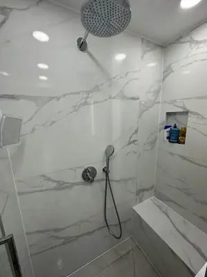 Salle de bains dans l'établissement Impeccable 3 pièces 80m2 double balcons,proche mer Juan les pins proche Cannes