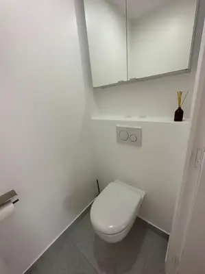 Salle de bains dans l'établissement Impeccable 3 pièces 80m2 double balcons,proche mer Juan les pins proche Cannes