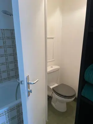 Salle de bains dans l'établissement Petit deux pièces avec piscine