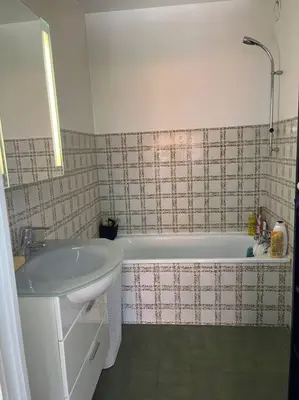 Salle de bains dans l'établissement Petit deux pièces avec piscine