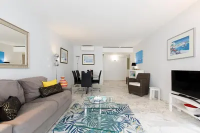 Télévision ou salle de divertissement dans l'établissement Palm Beach 3 chambres