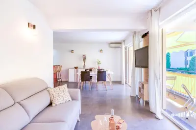 Cuisine ou kitchenette dans l'établissement C9 -Staywiz us - 2 BDR 10 min Palais Festivals & Sea - AC, Parking & Balcony