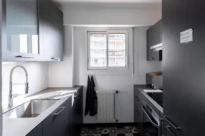 Cuisine ou kitchenette dans l'établissement Cocoon with garden near the sea