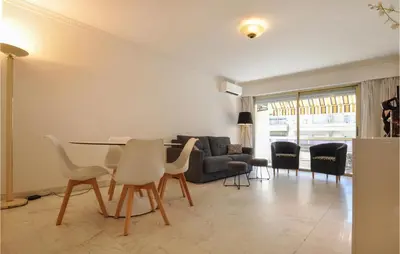 Coin salon dans l'établissement 1 Bedroom Awesome Apartment In Cannes