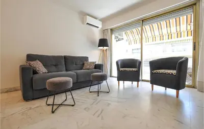 Coin salon dans l'établissement 1 Bedroom Awesome Apartment In Cannes
