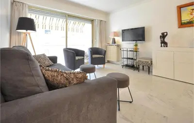 Télévision ou salle de divertissement dans l'établissement 1 Bedroom Awesome Apartment In Cannes