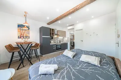 Cuisine ou kitchenette dans l'établissement Joli 2 pièces - Coeur de Ville - AW