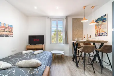 Un ou plusieurs lits dans un hébergement de l'établissement Joli 2 pièces - Coeur de Ville - AW