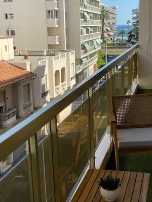 Balcon ou terrasse dans l'établissement New apartment at 150m from the beaches Easy check in