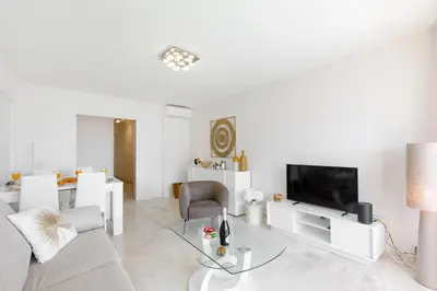 Télévision ou salle de divertissement dans l'établissement Royal Palm YourHostHelper
