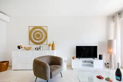 Télévision ou salle de divertissement dans l'établissement Royal Palm YourHostHelper