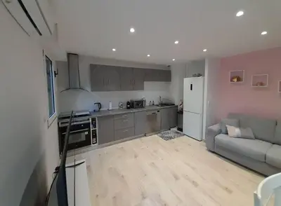 Cuisine ou kitchenette dans l'établissement Appartement 2 pièces dans résidence avec piscine Isola Bella
