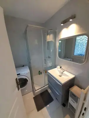 Salle de bains dans l'établissement Appartement 2 pièces dans résidence avec piscine Isola Bella
