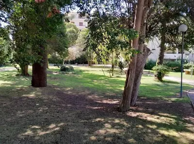 Jardin de l'établissement Appartement 2 pièces dans résidence avec piscine Isola Bella