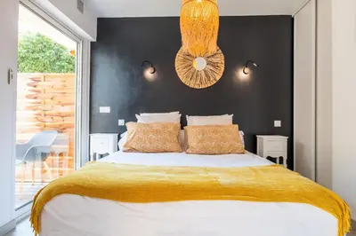 Un ou plusieurs lits dans un hébergement de l'établissement Cozy 1-Br Apartment heart of Palm Beach district