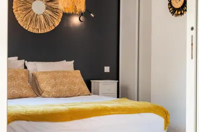 Un ou plusieurs lits dans un hébergement de l'établissement Cozy 1-Br Apartment heart of Palm Beach district
