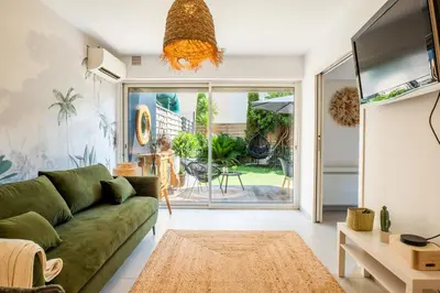 Coin salon dans l'établissement Cozy 1-Br Apartment heart of Palm Beach district