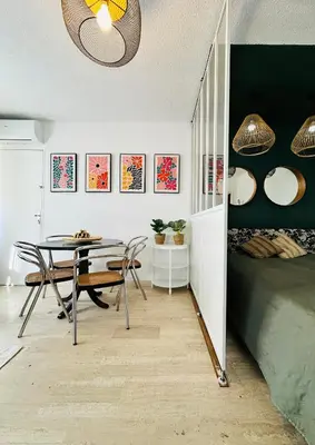 Coin salon dans l'établissement Studio T1- 2 min des Plages - Golf-Juan - Clim&Wifi