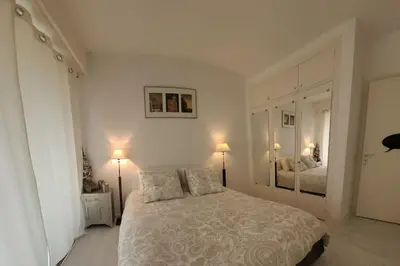 Un ou plusieurs lits dans un hébergement de l'établissement Cannes centre beau 2 pièces 50 M2 plus terrasse à 12 min plages et Palais au calme