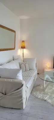 Coin salon dans l'établissement Cannes centre beau 2 pièces 50 M2 plus terrasse à 12 min plages et Palais au calme