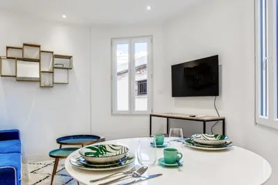 Télévision ou salle de divertissement dans l'établissement Cozy apartment near the beach