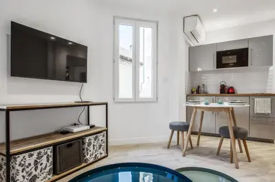Cuisine ou kitchenette dans l'établissement Cozy apartment near the beach