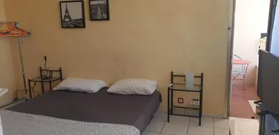 Un ou plusieurs lits dans un hébergement de l'établissement Studios à Golfe juan