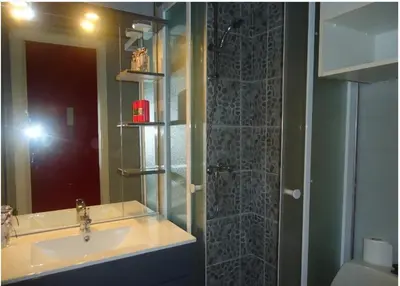Salle de bains dans l'établissement Studios à Golfe juan