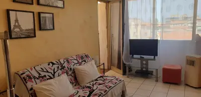 Télévision ou salle de divertissement dans l'établissement Studios à Golfe juan