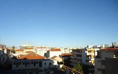 Vue générale sur Golfe-Juan ou vue de la ville depuis l'appartement