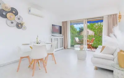 Télévision ou salle de divertissement dans l'établissement Le Concorde - Charmant appt avec terrasse