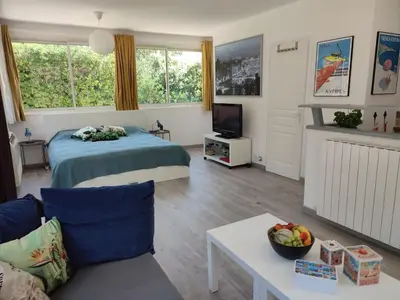 Coin salon dans l'établissement Studio with garden and pool