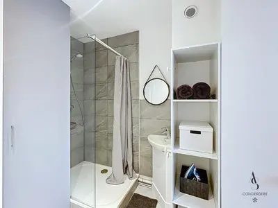 Salle de bains dans l'établissement L'horloge I - Studio - 15 min Palais - Cannes