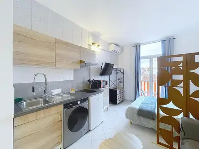 Cuisine ou kitchenette dans l'établissement L'horloge I - Studio - 15 min Palais - Cannes