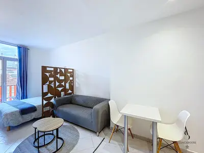 Coin salon dans l'établissement L'horloge I - Studio - 15 min Palais - Cannes