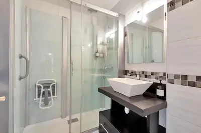 Salle de bains dans l'établissement Le Sun Valley - Vidéoprojecteur et Terrasse Zen