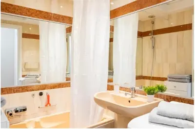Salle de bains dans l'établissement L'Ariane - Studio - 5 min Plage - Climatisé