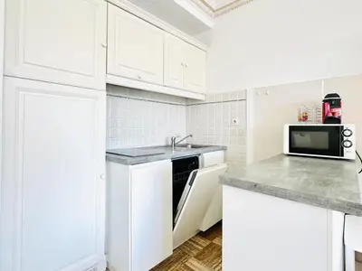 Cuisine ou kitchenette dans l'établissement Le Splendide - studio croisette - vue mer